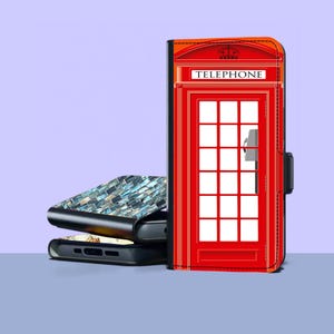 Könnte beinhalten: Eine rote Handyhülle im Telefonzellen-Design mit dem Wort „TELEPHONE“ oben. Die Hülle ist offen und zeigt ein weißes Gittermuster. Zwei weitere Handyhüllen sind links gestapelt, eine mit blauem und grauem Mosaikmuster.