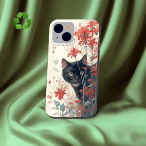 Puede incluir: Una funda rectangular para smartphone con fondo color crema que presenta la ilustración de un gato negro asomándose entre flores rojas de lirio araña. El recorte para la cámara está en la parte superior izquierda y se ve un símbolo de reciclaje verde.