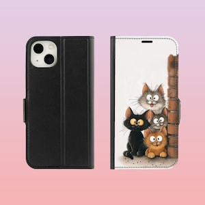Pode incluir: Capa de telefone em couro preto com uma ilustra&ccedil;&atilde;o de quatro gatos de desenho animado. Os gatos s&atilde;o cinza, pretos e laranja. A capa foi projetada para proteger o telefone.
