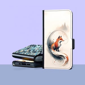 Puede incluir: Funda de teléfono con una ilustración de un zorro en naranja, rojo y blanco, sobre un diseño en espiral y una silueta de bosque. También se ven otras fundas de teléfono. Con cierre magnético.