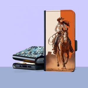 Könnte beinhalten: Handyhülle mit einer digitalen Illustration einer Cowgirl, die in einer Wüstenlandschaft reitet. Die Hülle ist braun und hat einen Magnetverschluss. Eine weitere Handyhülle mit einem Mosaikfliesen-Design ist ebenfalls sichtbar.