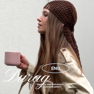 Peut inclure: Un durag marron en crochet avec un motif en forme de filet. L'image montre également une tasse rose et le texte "Durag" avec "Instructions étape par étape + motif illustré".