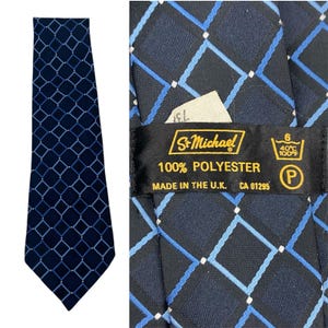 Può includere: Cravatta blu navy con motivo a rombi ripetuto in tonalità di blu. L'etichetta riporta "St Michael", "100% Poliestere" e "Made in the U.K.". Istruzioni di lavaggio a 40°C.