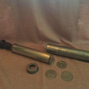 Antike Metall-Plätzchenpresse mit Holzgriff & 3 Scheiben - Vintage-Gebäck-Werkzeug - Backdekor
