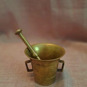 Small Antique Brass Mortar and Pestle – Rustic Herb Grinder – Vintage Kitchen Decor – Apothecary Tool – Herb Spice Crusher
