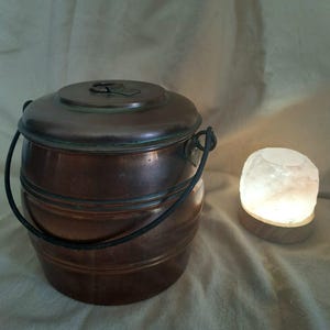 Vintage Copper Pot with Lid and Handle – Rustic Kitchen Decor, Farmhouse Storage, Collectible Copperware 17cm