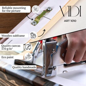 Puede incluir: Primer plano del montaje de una obra de arte en lienzo. La imagen destaca el bastidor de madera, la lona de calidad (370 g/m&sup2;) y la pintura ecol&oacute;gica. Incluye herrajes de montaje fiables y el texto "VIDI ART 1010".