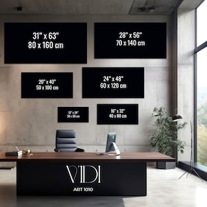 Puede incluir: Un entorno de oficina moderno con un escritorio grande y varias piezas de arte rectangulares negras de varios tama&ntilde;os. Las piezas de arte est&aacute;n etiquetadas con dimensiones en pulgadas y cent&iacute;metros, incluyendo una pieza de 80 x 160 cm (31" x 63"). El escritorio tiene el texto "VIDI ART 1010".