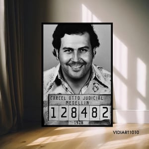 Könnte beinhalten: Schwarz-weiß gerahmtes Porträt eines lächelnden Mannes. Das Bild enthält den Text "CARCEL OTTO JUDICIAL MEDELLIN 128482 1928". Das Porträt wird an einer Wand gezeigt.