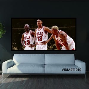 Puede incluir: Una taza de cer&aacute;mica blanca con asa negra y el texto "But First, Coffee" en negrita negra. La taza se encuentra sobre un fondo borroso, sugiriendo un ambiente acogedor.