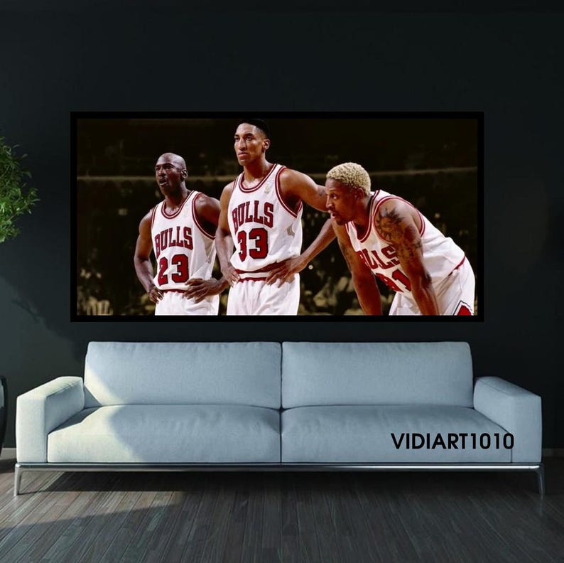 Puede incluir: Una taza de cer&aacute;mica blanca con asa negra y el texto "But First, Coffee" en negrita negra. La taza se encuentra sobre un fondo borroso, sugiriendo un ambiente acogedor.