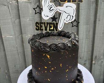 6/7 White, Black and Gold. With 6 cupcake toppers