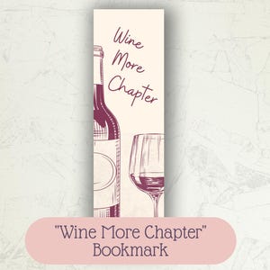 Op de afbeelding: Bladwijzer met een wijnthema. Het ontwerp toont een wijnfles en een wijnglas gevuld met rode wijn. De tekst "Wine More Chapter" staat bovenaan. De onderkant van de bladwijzer heeft de tekst "Wine More Chapter" Bookmark.