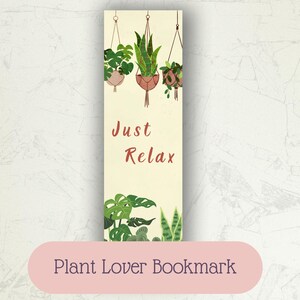 Puede incluir: Un marcapáginas con fondo crema con plantas colgantes en macetas y las palabras "Just Relax" en un tono marrón rojizo. La parte inferior del marcapáginas tiene el texto "Plant Lover Bookmark" en un óvalo rosa.