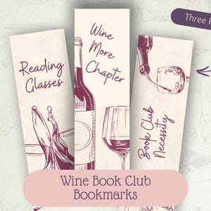 Op de afbeelding: Set van drie wijn-thema bladwijzers. Elke bladwijzer toont illustraties van wijnflessen en glazen, met zinnen als "Reading Glasses" en "Wine More Chapter". De set is getiteld "Wine Book Club Bookmarks".