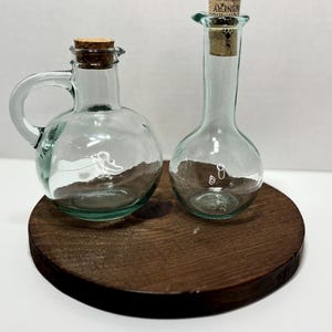 Aceitera y vinagrera vintage de cristal con tapón de corcho y base de madera – Decoración de cocina rústica