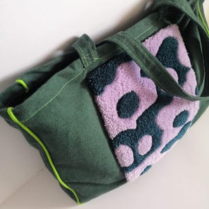 Tote bag with tufting rug pattern - Accessory