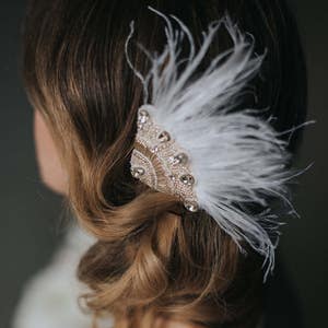 Coiffe de style Gatsby avec perles de verre, plumes, accessoire art déco, bandeau de mariée inspiré des années 20, coiffe de style clapet, vintage