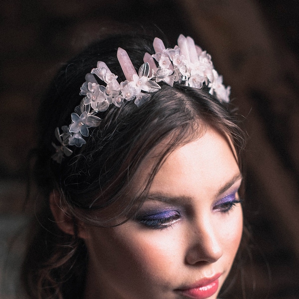 Corona de cuarzo ILLIANA, corona de cristal para una novia caprichosa, tiara inusual, inspirada en juego de tronos, tiara de cuarzo rosa con detalle floral