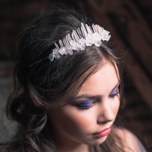 OLENNAクォーツクラウン、気まぐれな花嫁のためのクリスタルクラウン、珍しいティアラ、透明でモダンなアクセサリー、花柄の柔らかい透明クリスタルクラウン