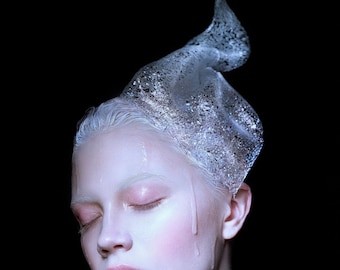 Tocado de alta costura, sombrero de vanguardia, tocado de plexiglás, desfile de moda, accesorio de alta costura, sombrerería de vestuario, sombrerería real llamativa