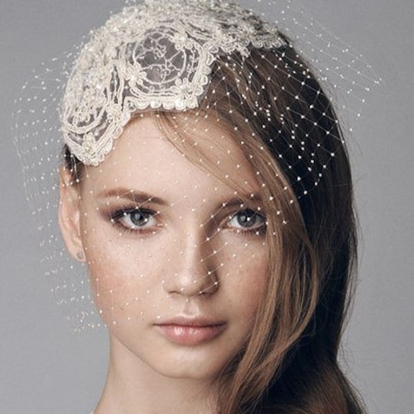 Tocado de encaje con cuentas nupciales de moda, fascinador para una novia, estilo gorra, tocado estilo Grace Kelly, gorra Julieta, de inspiración vintage