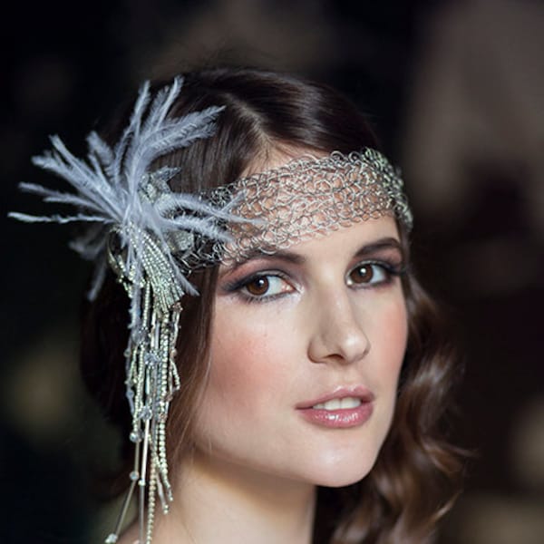 Tocado estilo Gatsby con cuentas de vidrio, plumas, accesorio art déco, diadema nupcial inspirada en los años 20, tocado estilo crochet plateado