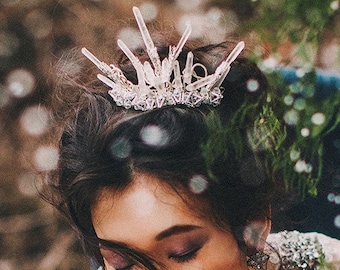 Allunda - corona di cristallo di quarzo, insolita tiara per una sposa, copricapo da sposa, accessorio per capelli da sposa, ispirato alla natura