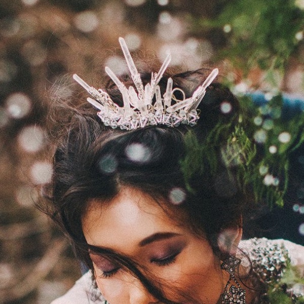 Allunda - corona de cristal de cuarzo, tiara inusual para una novia, tocado de declaración nupcial, accesorio para el cabello nupcial, inspirado en la naturaleza