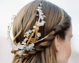 Golden hair accessory for a woodlands bride, hairvine in gold with  leaves and diamonites, tender bridal headpiece, autumn bridal accessory