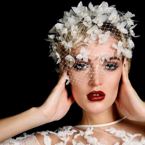 Jaula nupcial con flores de seda y perlas, tocado blanco para una novia, tocado de boda, accesorio para el cabello inusual, de inspiración vintage
