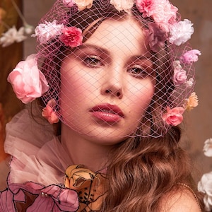 Gabbia per uccelli floreale in stile Boho, copricapo da sposa fresco in colori pastello, velo alternativo, copricapo per feste in giardino segreto, fiori couture