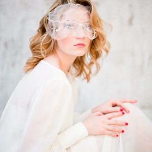 Unconventional veil, crinoline, beaded birdcage, face cover, for a bride with exceptional style, stylish headpiece, image 2