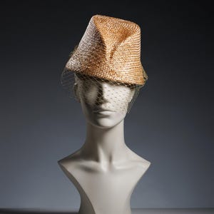 Cappello a tamburello in paglia di ispirazione vintage con velo, fascinator geometrico scolpito per matrimoni ed eventi formali, cappello estivo alla moda in erba di grano