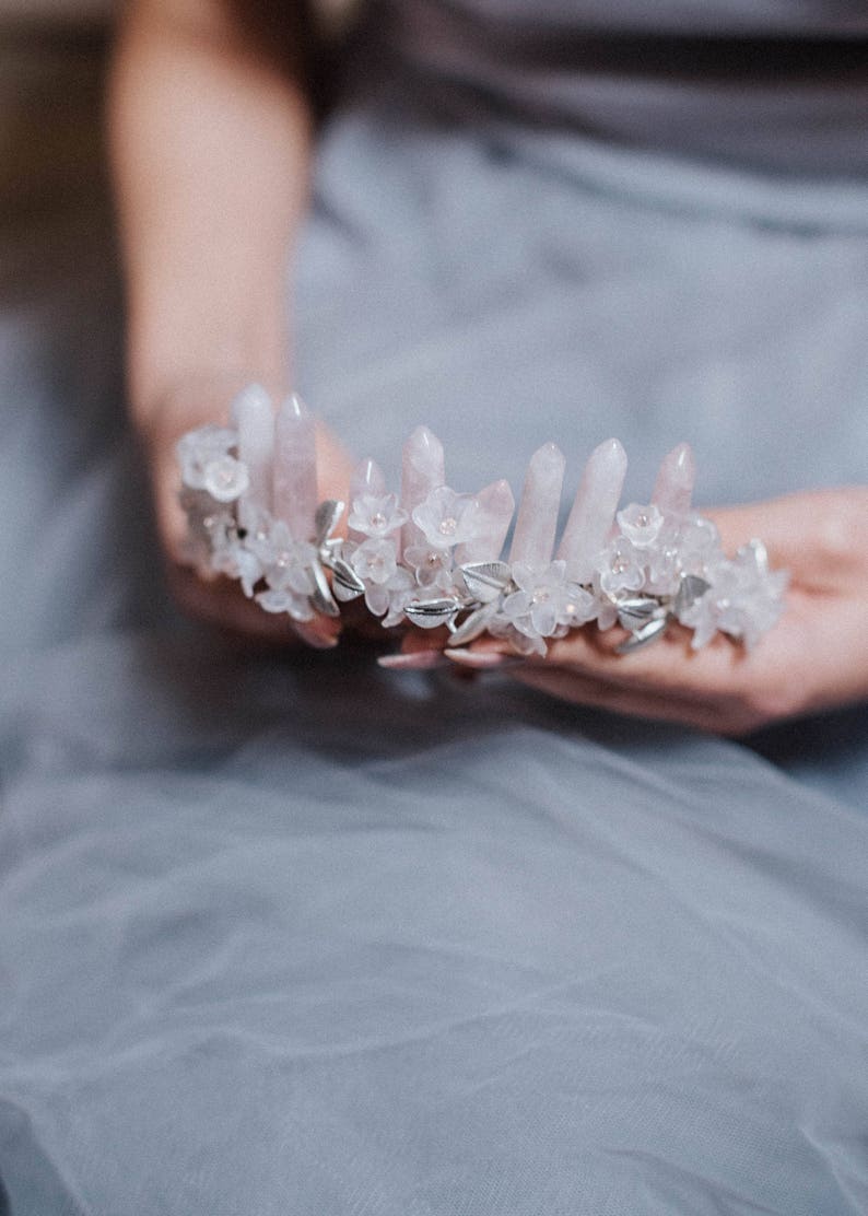 Couronne en quartz ILLIANA, couronne en cristal pour une mariée fantaisiste, diadème inhabituel, inspiré de Game of Thrones, diadème en quartz rose avec détail floral image 2