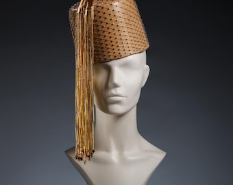 Sombrero pastillero de red dorada con flecos largos, tocado vanguardista, accesorio de lujo para el cabello de noche