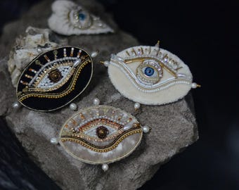 Velvet Eye Brooch – Hand-Embroidered Eye Pin with Beads & Pearls – Symbolic Statement Jewelry Gift , surrealistic accessory, celestial eye