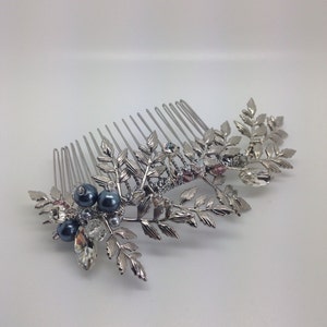 Silver floral vintage inspired hair comb with metal leaves, bridal headpiece with floral motive, bridal hair accessory in gray image 2