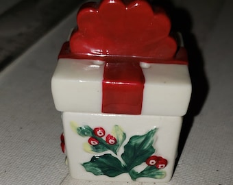 Set of Pfaltzgraff Christmas gift mini salt and pepper shakers excellent condition