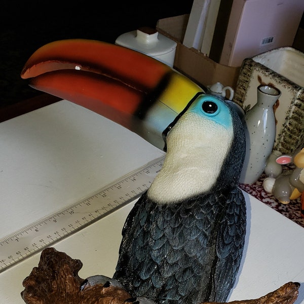 Large resin yard decor Toucan bird new excellent condition