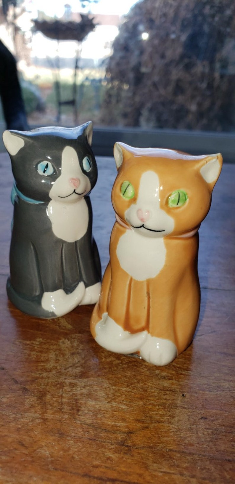 2 Sitting cat figurines small chip on one ear good condition