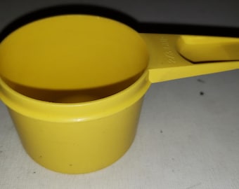 Vintage yellow Tupperware 2/3 C measuring cup good condition