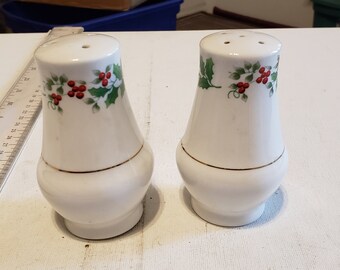 Christmas salt and pepper shakers Gibson excellent condition