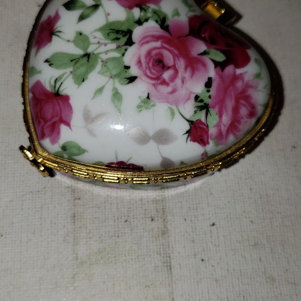 Ceramic heart with roses trinket box excellent condition