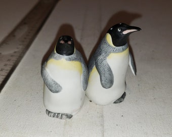 Penguin salt and pepper shakers ceramic excellent condition