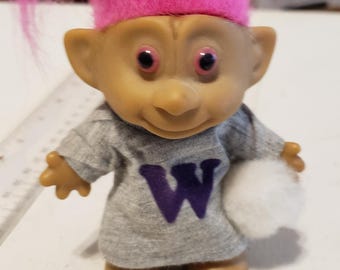 Pink hair Troll doll with W on shirt good condition