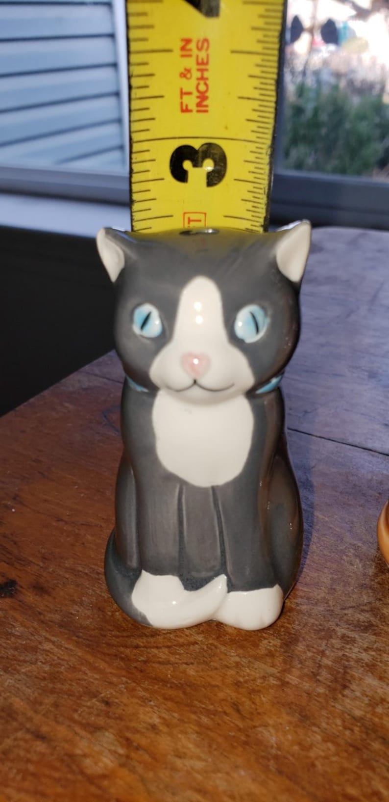 2 Sitting cat figurines small chip on one ear good condition