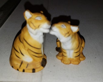 Tiger salt and pepper shakers ceramic excellent condition