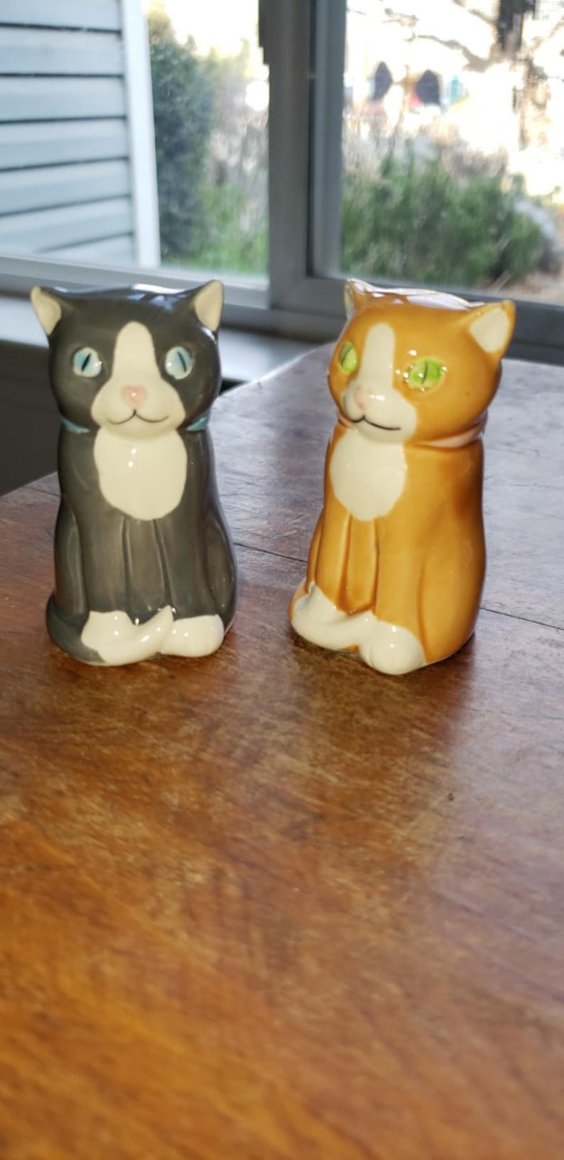 2 Sitting cat figurines small chip on one ear good condition