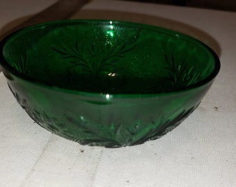 Vintage emerald green sandwich depression glass berry bowl excellent condition
